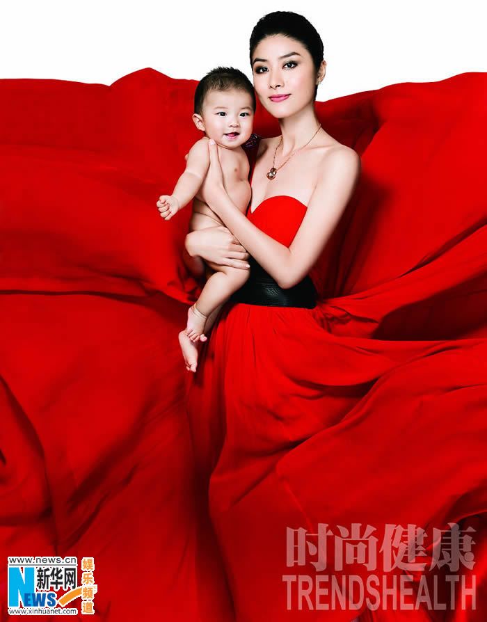 Изящная сянганская певица Чэнь Хуэйлинь на обложке журнала 