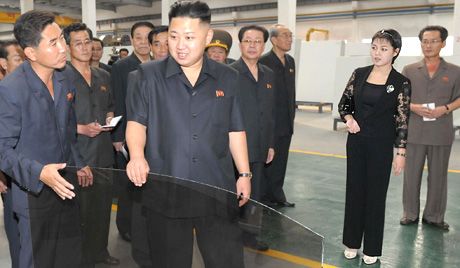 Появление ?первой леди? КНДР Ли Соль Чжу в брючном костюме вызвало сенсацию на Западе 