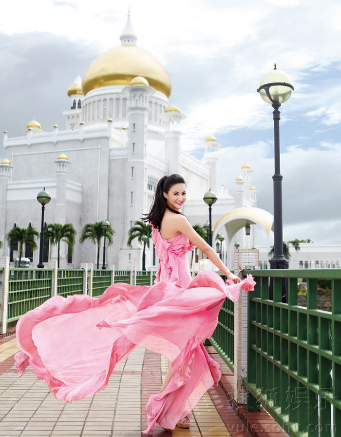Красотка Чжан Синьи попала на обложку модного журнала 
