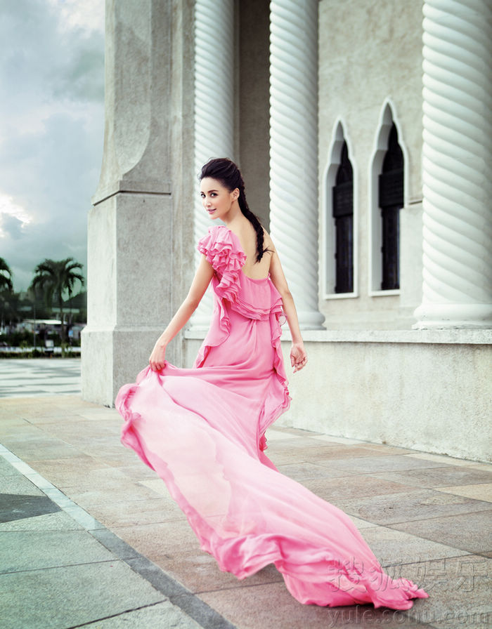 Красотка Чжан Синьи попала на обложку модного журнала
