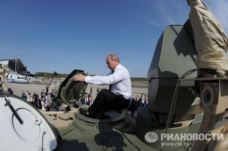 В сентябре 2011 года Владимир Путин ознакомился с устройством танка Т-90АМ во время посещения VIII Международной выставки вооружения, военной техники и боеприпасов в Нижнем Тагиле. 