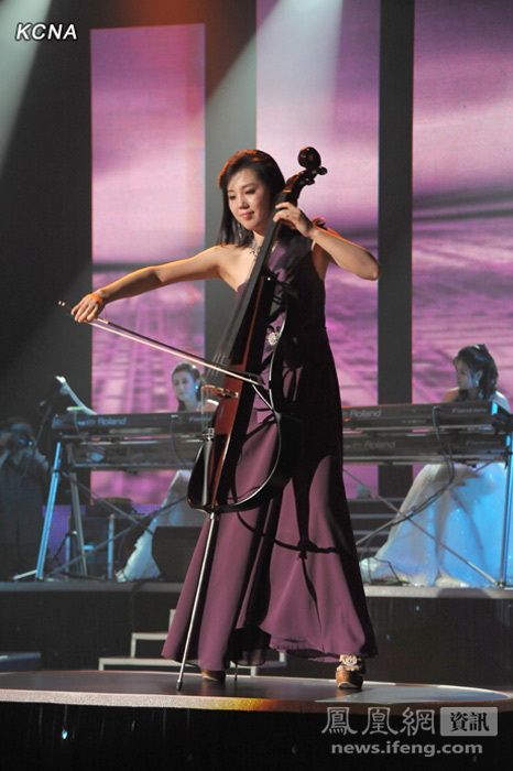 Ким Чен Ын организовал северокорейскую группу «Girls' Generation» 11