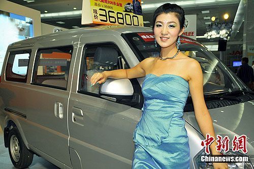 Очаровательные модели в районе автомобилей – яркие пейзажи Второй ярмарки «Китай-Евразия»