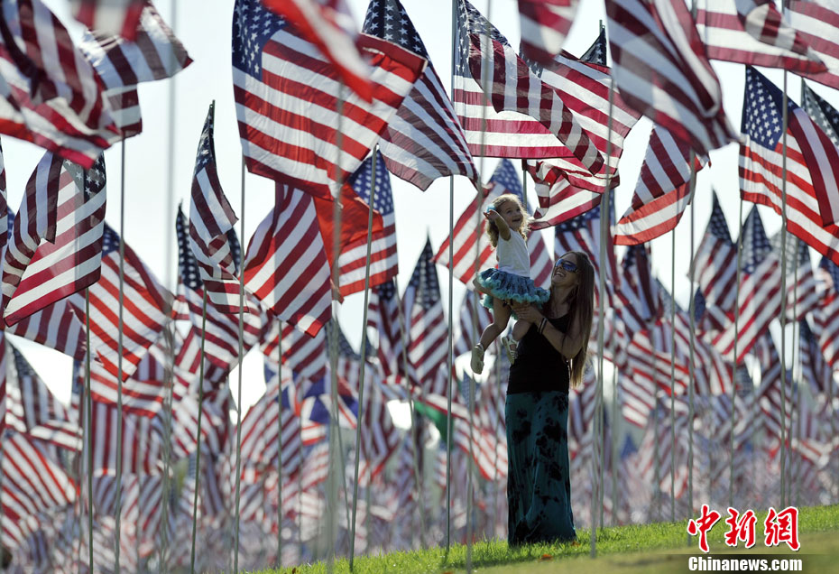 9 сентября по местному времени, в преддверии 11-й годовщины терактов 11 сентября, на газоне университета Пеппердин в Лос-Анджелесе вставили 3000 американских флагов, чтобы в честь погибших в результате терактов 11 сентября 2001 года.
