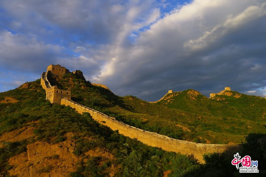 Осенние поэтические пейзажи участка Великой китайской стены Цзиньшаньлин
