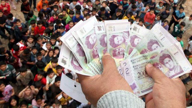 Католики в Парагвае бросили деньги в честь Рождества Пресвятой Богородицы 2