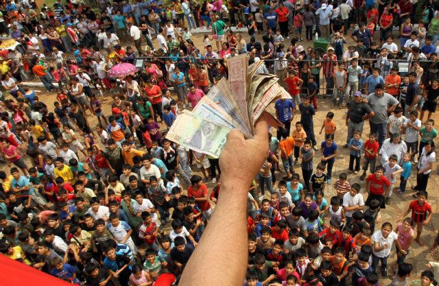 Католики в Парагвае бросили деньги в честь Рождества Пресвятой Богородицы 6