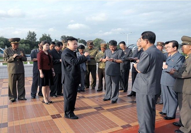 Фото: Лидер КНДР Ким Чен Ын с супругой Ли Соль Чжу совершает инспекцию 