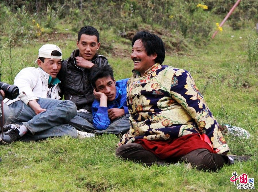 Счастливая жизнь пастухов-скотоводов тибетского района Мули в провинции Сычуань 