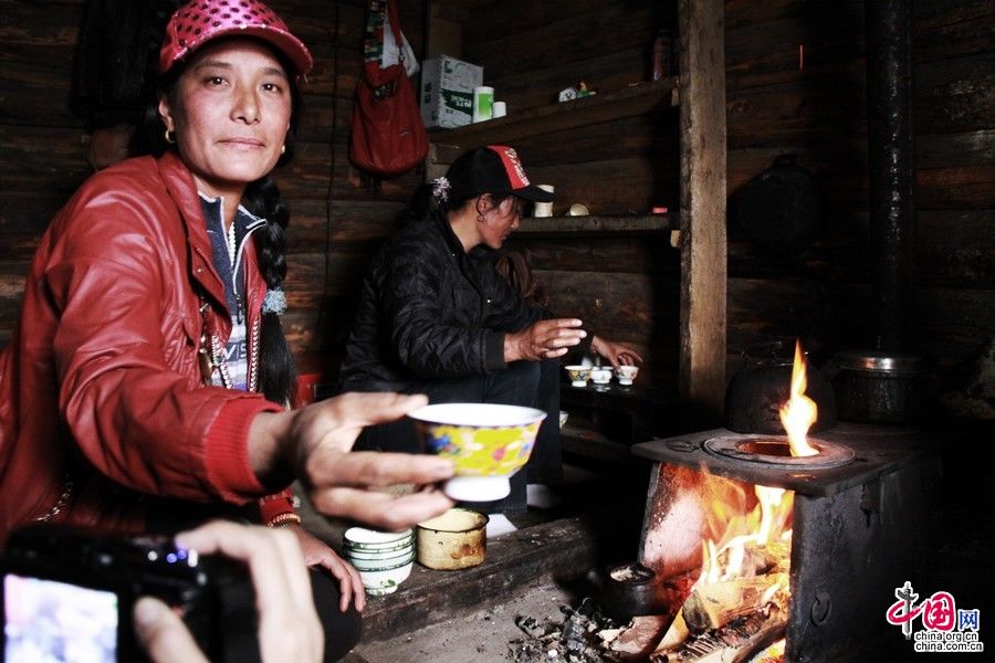 Счастливая жизнь пастухов-скотоводов тибетского района Мули в провинции Сычуань 