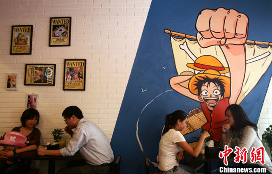 Ресторан украшен многими частными коллекциями об этом аниме, что привлекает большое количество поклонников.