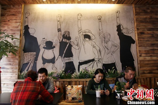 Ресторан украшен многими частными коллекциями об этом аниме, что привлекает большое количество поклонников.