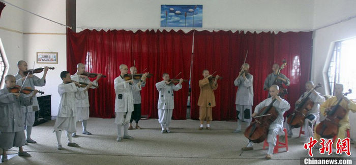 Буддийский ансамбль монахов в храме Тяньтай