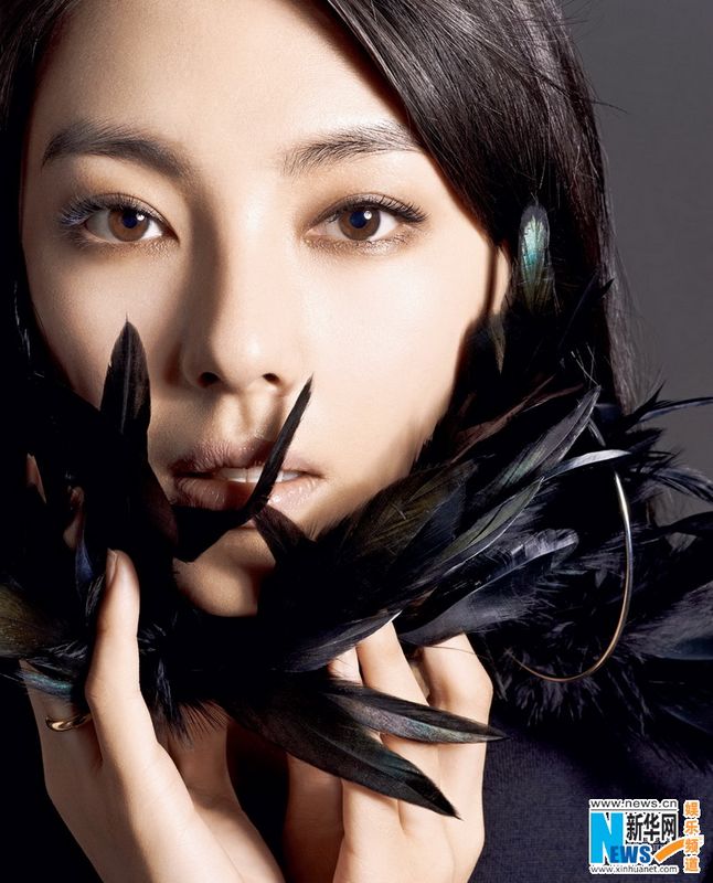 Стильная красотка Чжан Юйци на обложке журнала 1