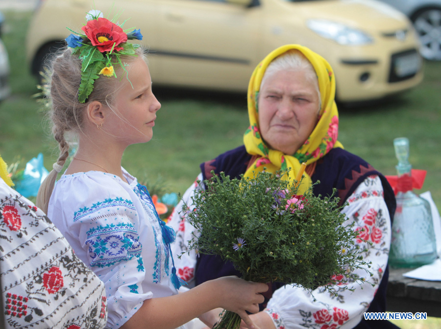 16 сентября в селе Пирогово под Киевом состоялся традиционный праздник 'Осень свадебная', где посетителям показали народные танцы и свадебные обряды в исполнении фольклорных коллективов из Киевской, Черкасской, Винницкой, Сумской, Житомирской и Черниговской областей. 