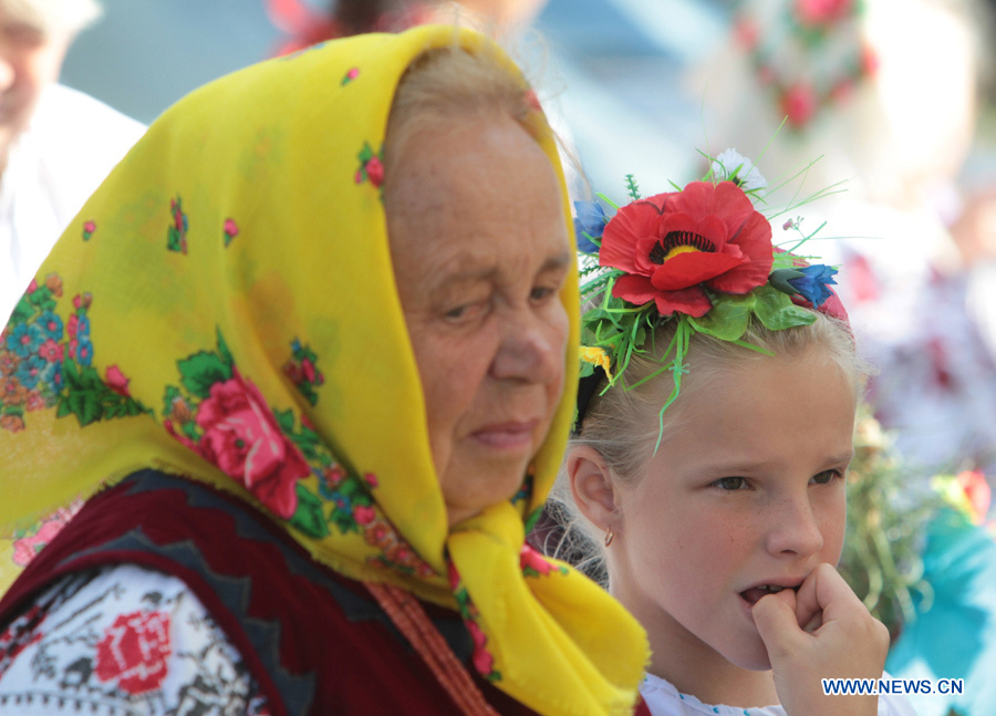 16 сентября в селе Пирогово под Киевом состоялся традиционный праздник 'Осень свадебная', где посетителям показали народные танцы и свадебные обряды в исполнении фольклорных коллективов из Киевской, Черкасской, Винницкой, Сумской, Житомирской и Черниговской областей. 