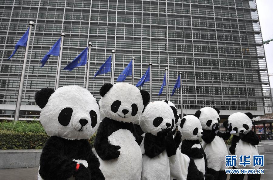 'Большие панды' появились перед зданием штаб-квартиры ЕС