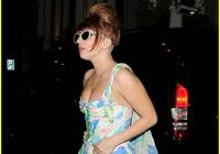 Леди Гага в платье в цветочек