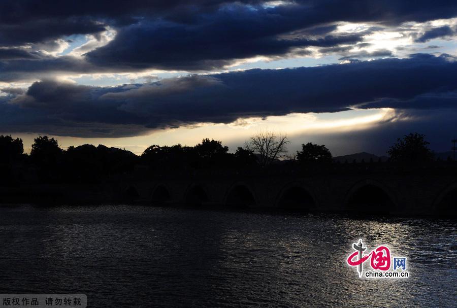 Чудесные закаты над мостом Лугоуцяо