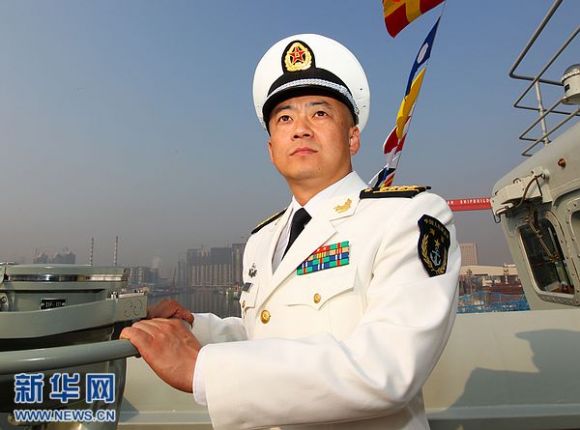 Капитан первого китайского авианосца «Ляонин» Чжан Чжэн родился в 1969 году в г. Чансин провинции Чжэцзян, старший полковник ВМС, магистр.