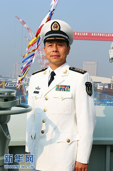 Политический комиссар первого китайского авианосца «Ляонин» Мэй Вэнь, родился в 1965 году в г. Хуанмэй провинции Хубэй, старший полковник ВМС, бакалавр.