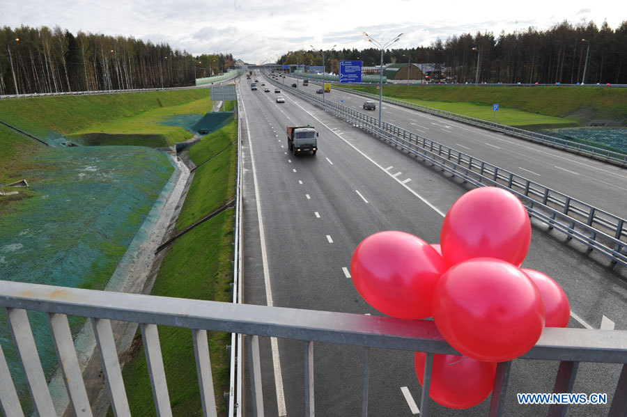 25 сентября был открыт первый участок скоростной автомагистрали Москва-Смоленск-Минск. 