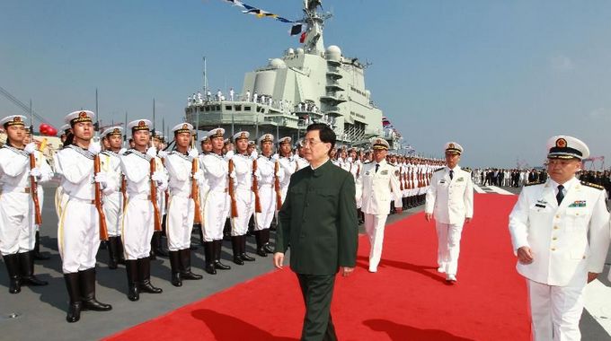 Первый авианосец Китая поступил на вооружение ВМС НОАК