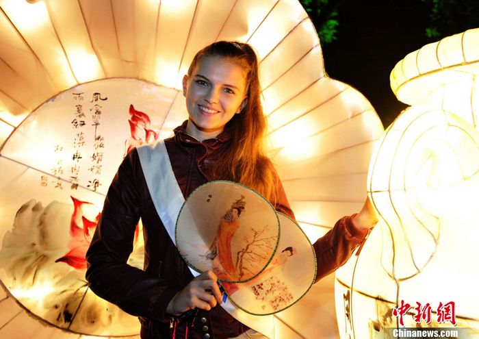 24 сентября в рамках карнавала супермодели из 50 стран и 10 китайских моделей посетили Музей «соломенной крыши» Ду Фу.