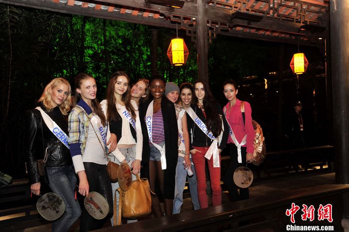 24 сентября в рамках карнавала супермодели из 50 стран и 10 китайских моделей посетили Музей «соломенной крыши» Ду Фу.