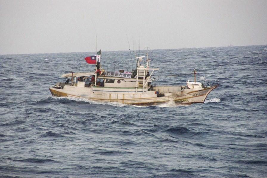 Тайваньские рыболовные суда в акватории островов Дяоюйдао подверглись атаке залпами по воде со стороны японских кораблей 