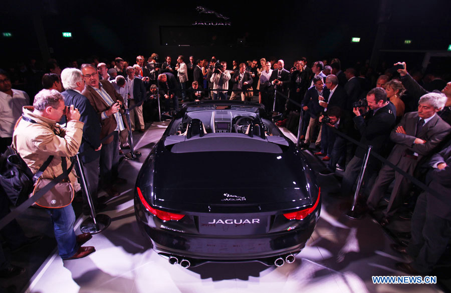 Обновленный Jaguar F-Type будет дебютировать на Парижском международном автосалоне-2012, который пройдет с 29 сентября по 14 октября, и поступит в продажу в 2013 году. 
