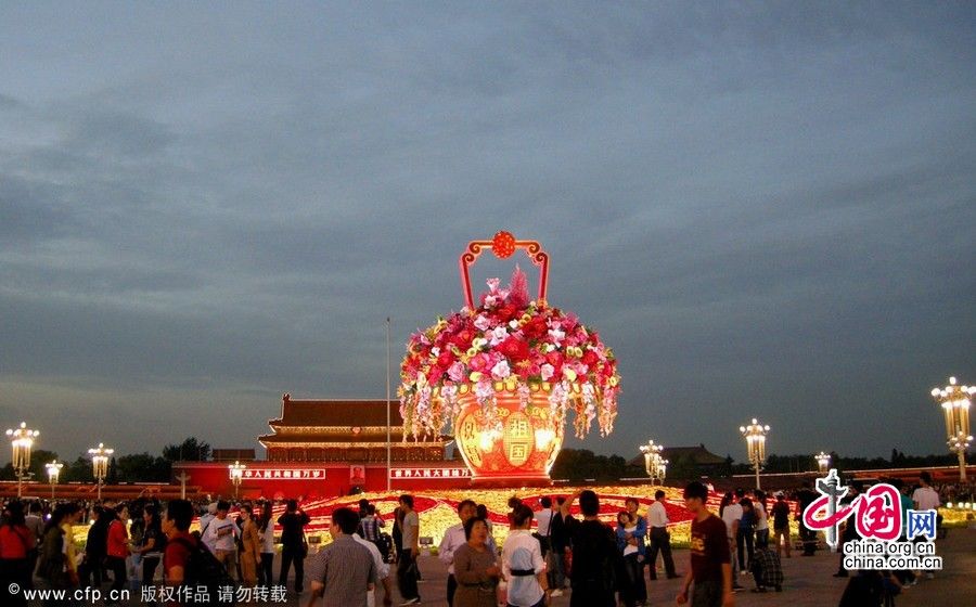 Ночной вид крупной клумбы на площади Тяньаньмэнь в преддверии Праздника середины осени и Дня образования КНР 