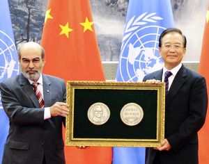 ООН наградила китайского премьера медалью 'Агрикола'