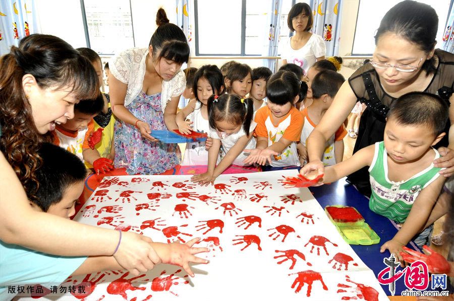 90 детей встречают 18-й Всекитайский съезд КПК 1