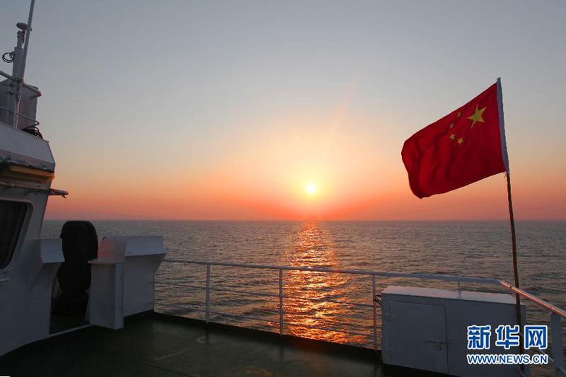 Китайские административные рыболовные суда провели церемонию поднятия флага КНР около Дяоюйдао 