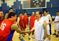 Вэнь Цзябао сыграл в баскетбол с бывшим чемпионом