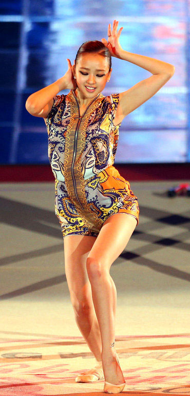 Красавица-гимнастка Сон Ён-Дже танцует 