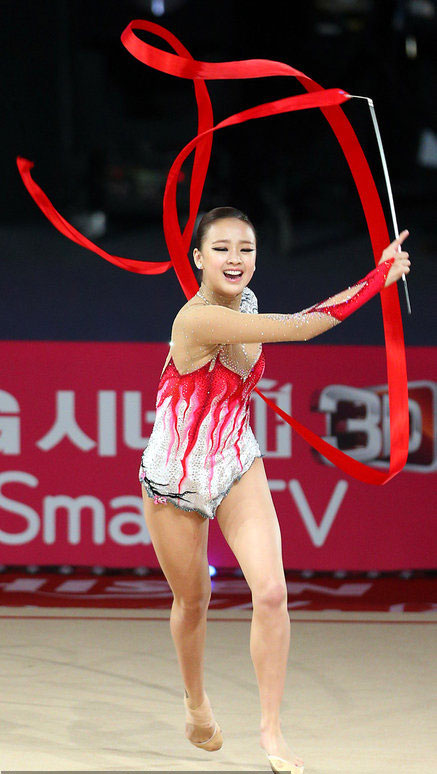 Красавица-гимнастка Сон Ён-Дже танцует 