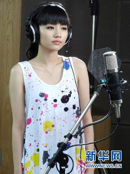 Популярная певица Лю Сицзюнь во время записи новой песни