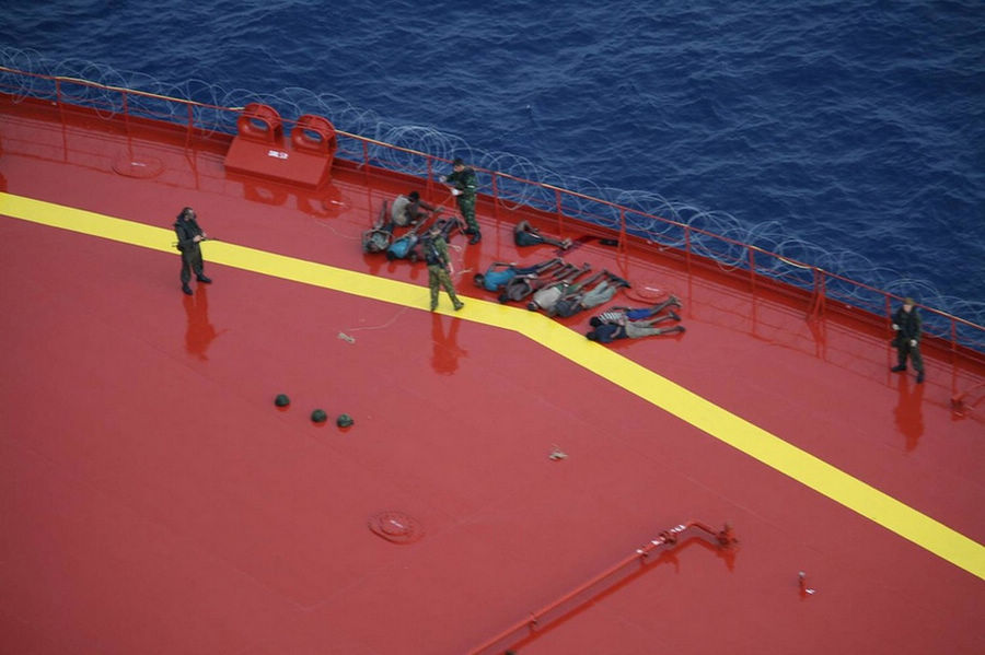 Реальные снимки о спасении танкера спецназом ВМФ России