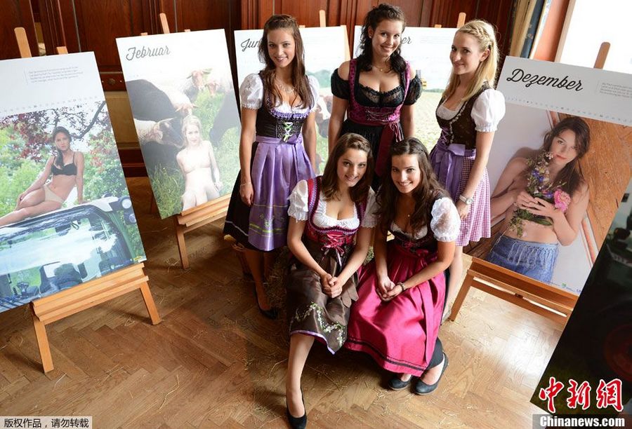 Сексуальные немецкие крестьянки в бикини снимались для календаря 2013 года 