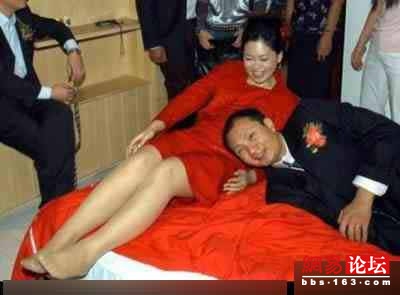 Смешной вид женихов и невест на китайских свадьбах