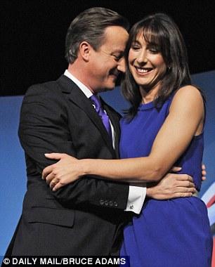 Премьер-министр Великобритании Дэвид Кэмерон поцеловал жену на собрании