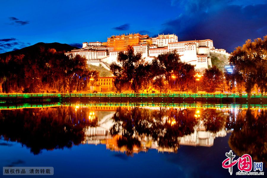 Тибет: Чарующий ночный вид дворца Потала
