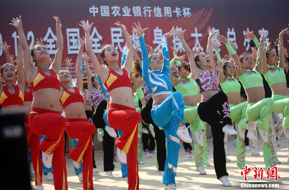 «Горячие танцы» в финале конкурса по народной гимнастике