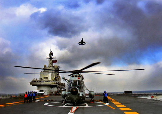 Вертолет корабельного базирования «Чжи-8» совершил посадку на палубе авианосца.