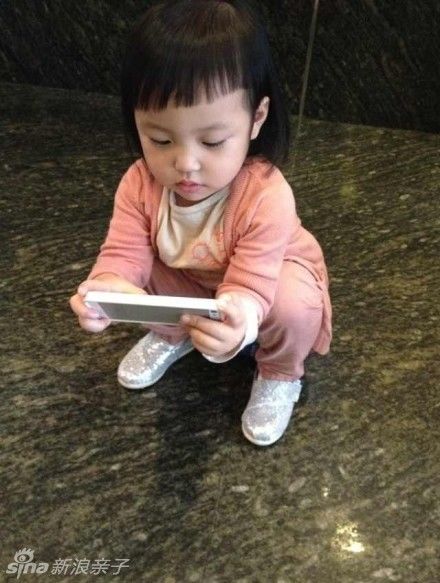 Новейшие фотографии дочки звезды Чжао Вэй
