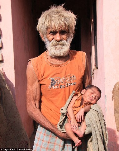 В Индии 96-летний мужчина во второй раз стал отцом1