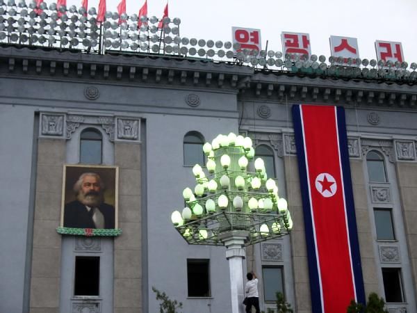 Были сняты портреты Маркса и Ленина на Площади Ким Ир Чэна в Пхеньяне1