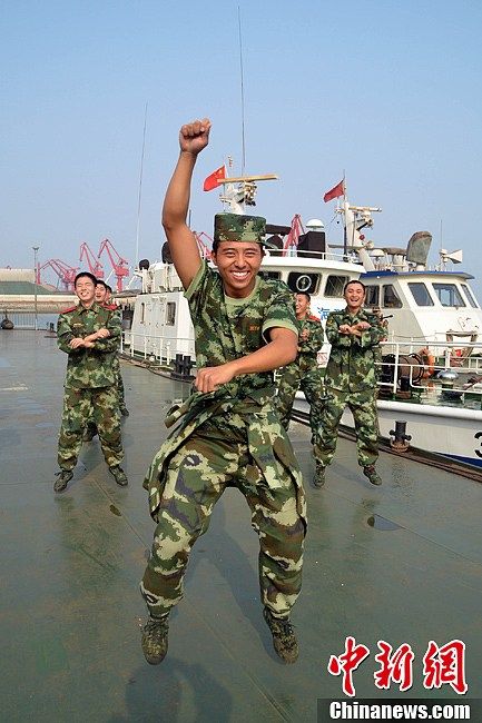 Военнослужащие в Цзянсу танцуют «Gangnam style» 2